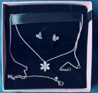 Conjunto de collar y pendientes Pandora