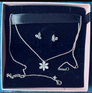 Conjunto de collar y pendientes Pandora