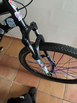 Bicicleta Montaña Negra Ruedas Moradas
