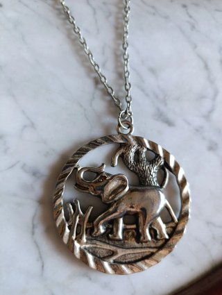 Collar con colgante de elefante