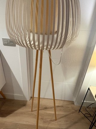 Lámpara de pie con diseño minimalista
