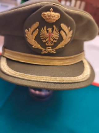 Gorra militar con escudo y corona
