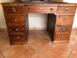 Escritorio de Madera con Cajones