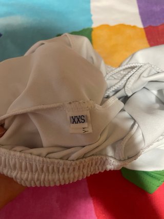 Pantalón corto deportivo blanco y verde