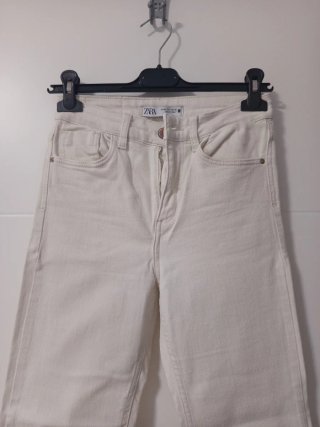 Vaqueros cropped Zara blancos roto