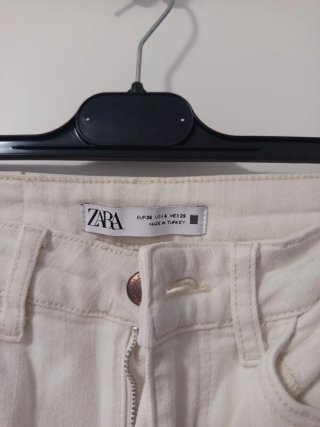 Vaqueros cropped Zara blancos roto
