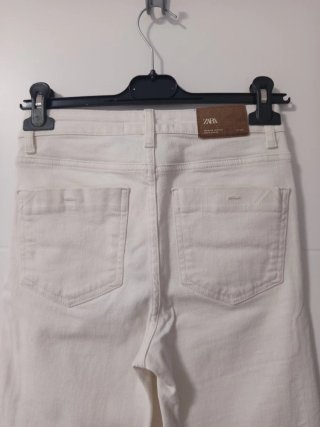 Vaqueros cropped Zara blancos roto