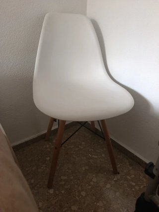 Silla blanca de plástico y madera