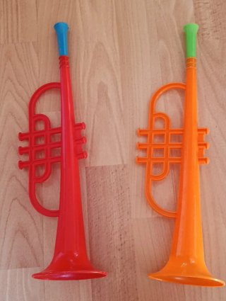 Trompetas de juguete (roja y naranja)