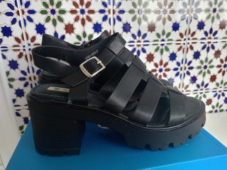 Sandalias negras de plataforma con tiras