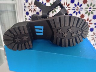Sandalias negras de plataforma con tiras