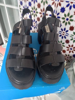 Sandalias negras de plataforma con tiras