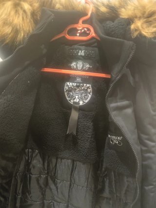 Parka Marikoo negra con capucha