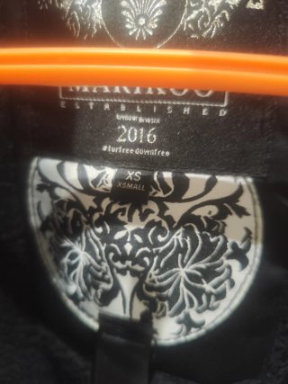 Parka Marikoo negra con capucha