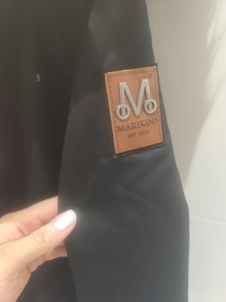 Parka Marikoo negra con capucha