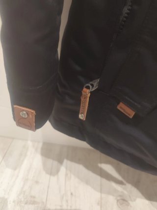 Parka Marikoo negra con capucha