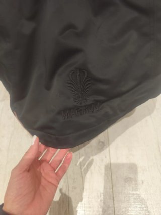Parka Marikoo negra con capucha