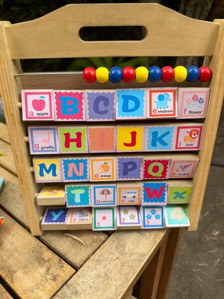 Juego de letras y números de madera