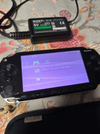Sony PSP-1004 Negra + Cargador y Funda