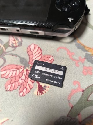 Sony PSP-1004 Negra + Cargador y Funda