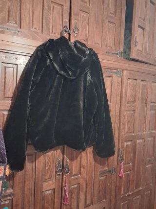 Chaquetón negro de pelo