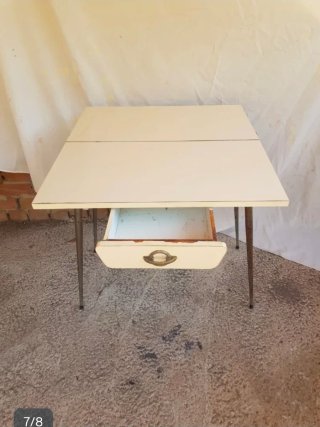, Mesa libro vintage beige y plateada