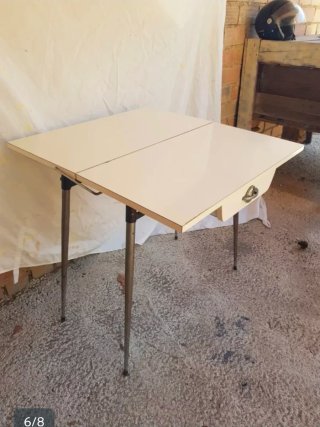 , Mesa libro vintage beige y plateada