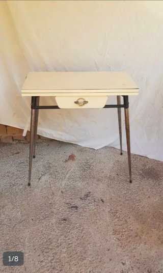 , Mesa libro vintage beige y plateada