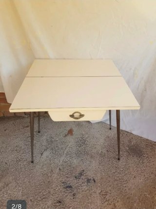 , Mesa libro vintage beige y plateada