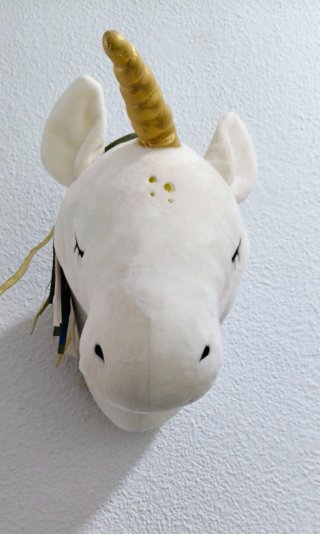Cabeza de unicornio de peluche decorativa