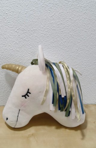 Cabeza de unicornio de peluche decorativa