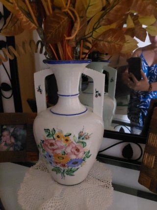 Jarrón de cerámica blanco con flores