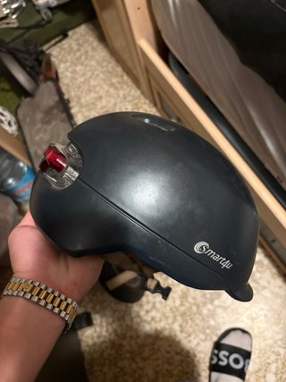 Casco con luz trasera integrada