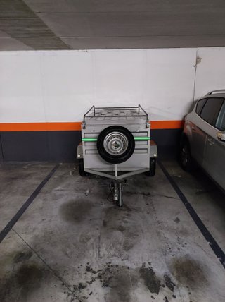 Remolque Cerrado con Rueda de Repuesto