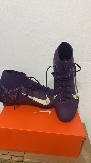 Botas de fútbol Nike moradas