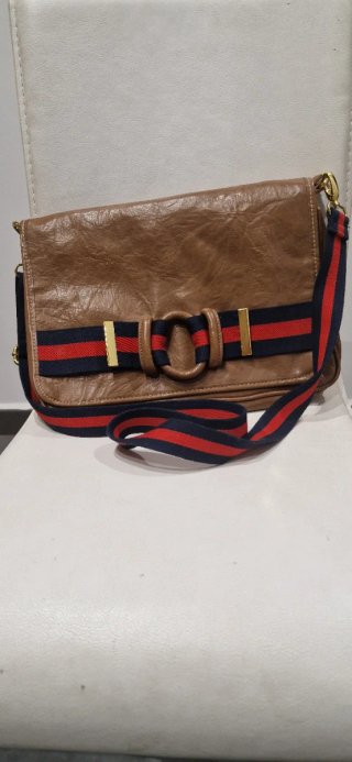 Bolso marrón con banda multicolor en tendencia