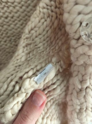 Cárdigan grueso beige con botones Zara