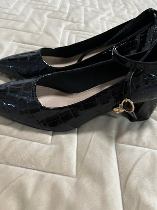 Zapatos negros tacón charol cocodrilo