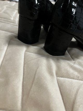 Zapatos negros tacón charol cocodrilo