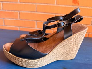 Sandalias de cuña negras