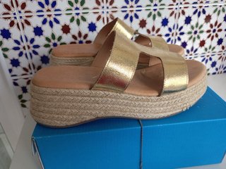 Sandalias doradas plataforma esparto