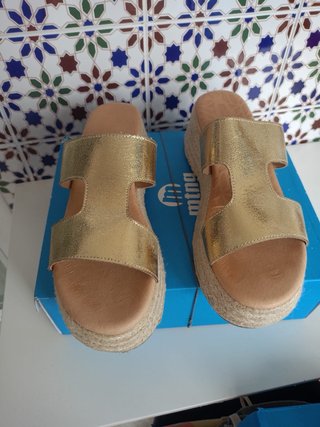 Sandalias doradas plataforma esparto