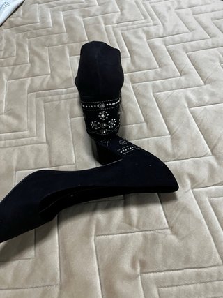 Zapatos de tacón negros con pedrería