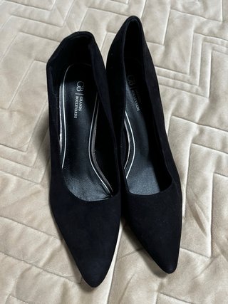 Zapatos de tacón negros con pedrería