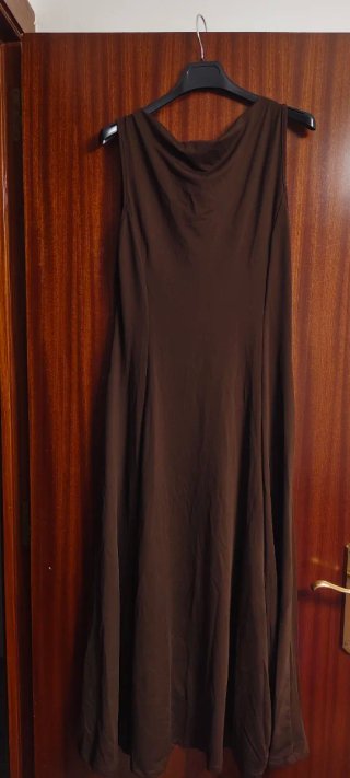Vestido en el color tendencia chocolate.
