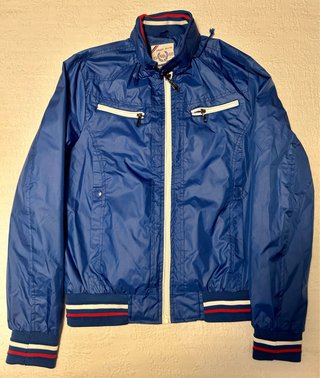 Chaqueta Cortavientos Free Base Azul y Blanca