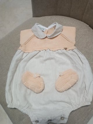 Traje de bebé con patucos a juego