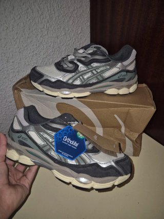 Zapatillas Asics grises y plateadas