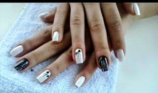 Servicio de manicura y pedicura.