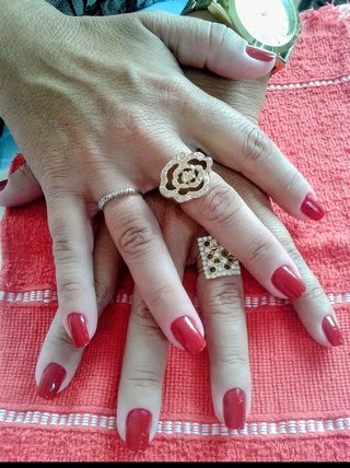 Servicio de manicura y pedicura.